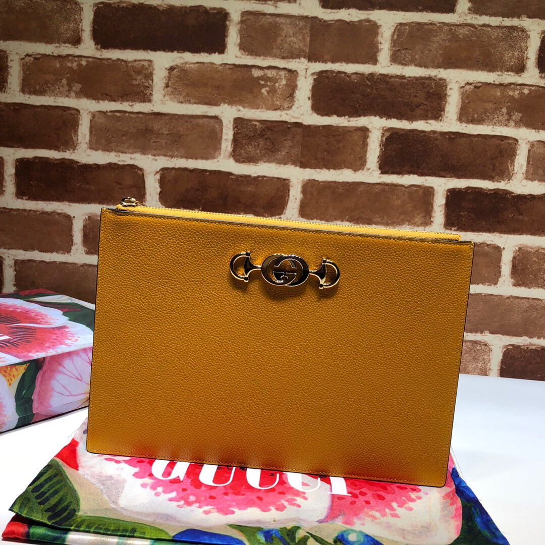 GUCCI Grainy Leather Zumi Pouch Clutch