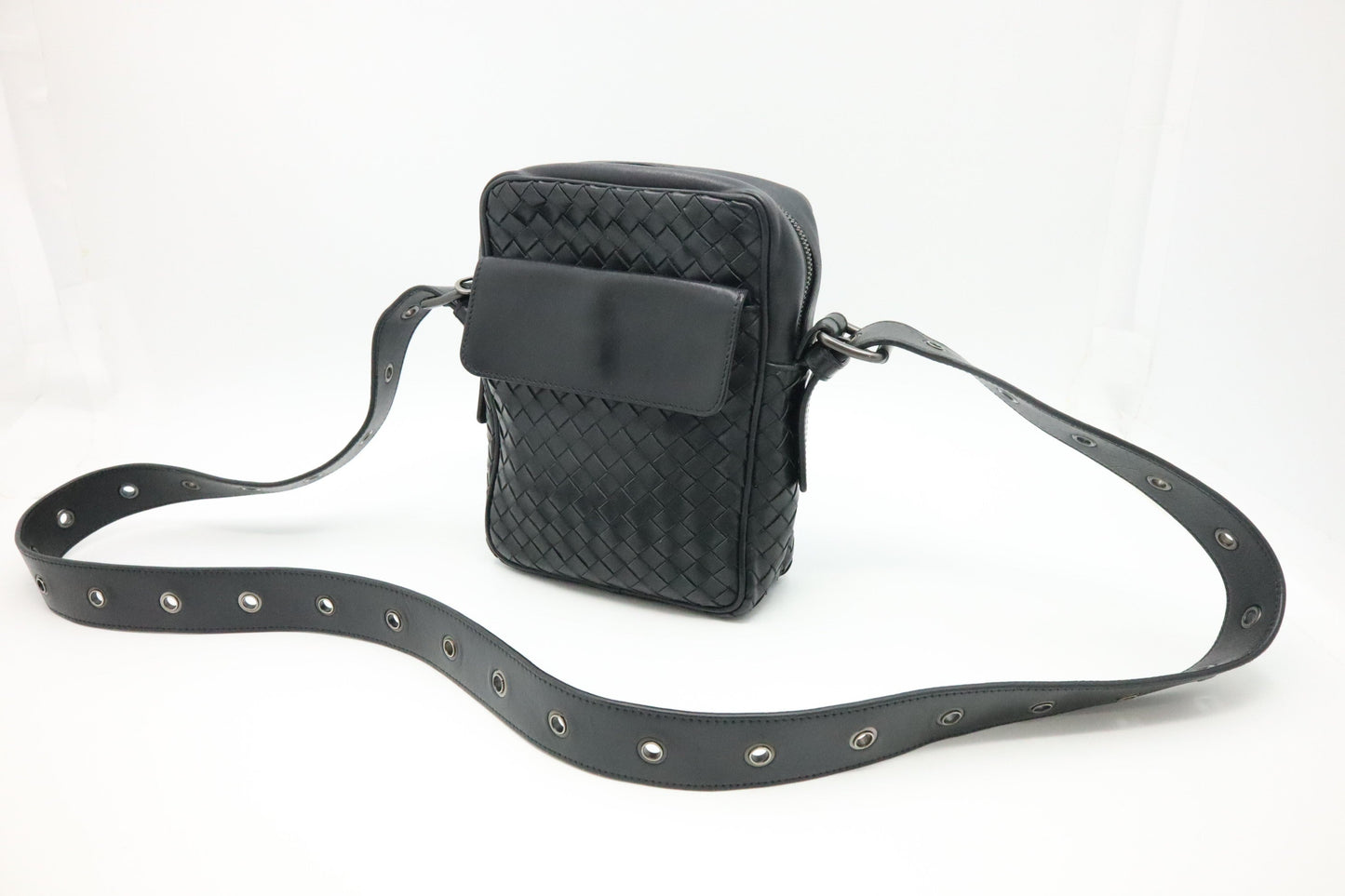 Bottega  Veneta Shoulder Bag in Black Intrecciato Leather