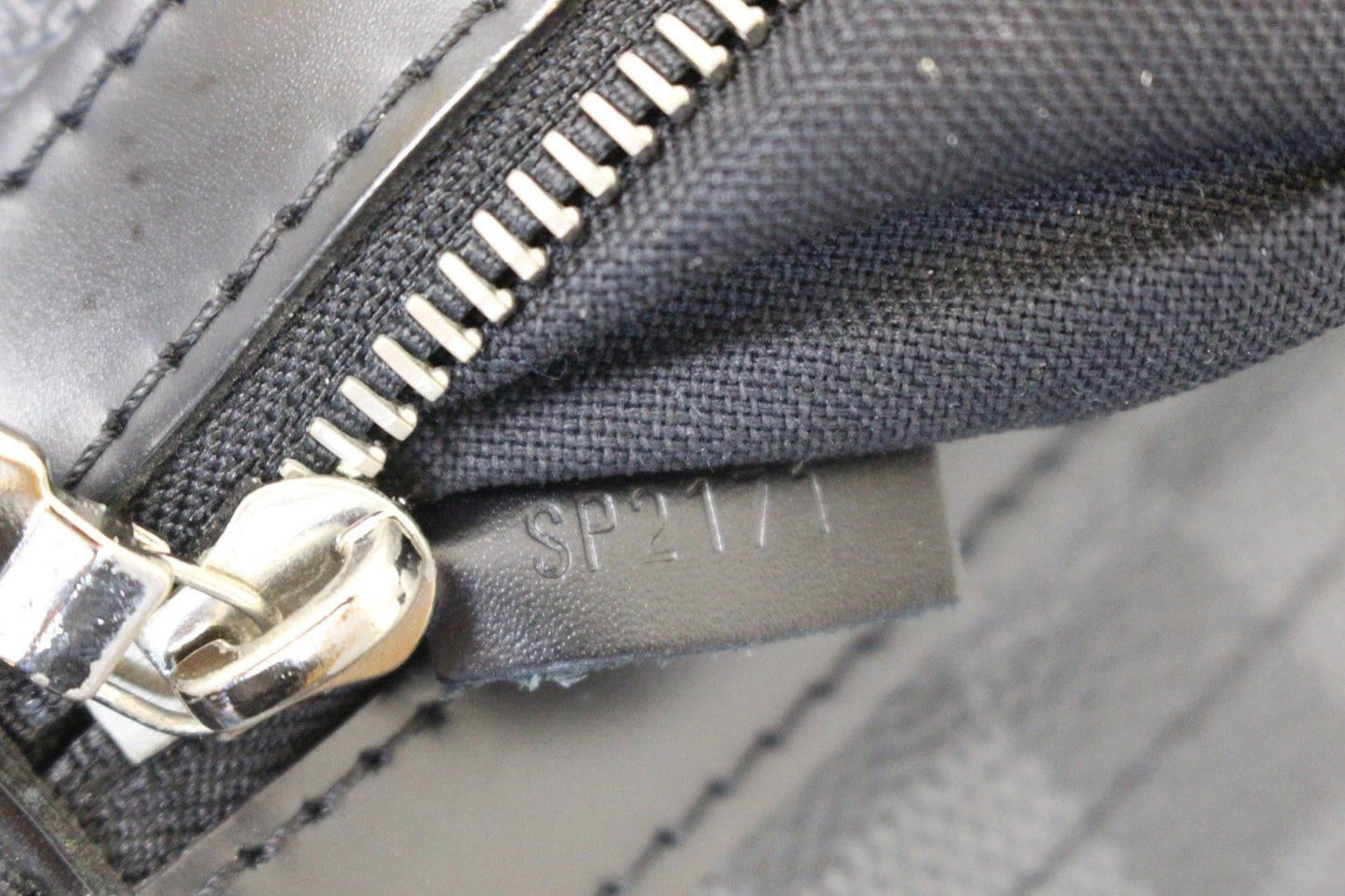 LOUIS VUITTON Daniel MM Damier Graphite  Messenger Bag