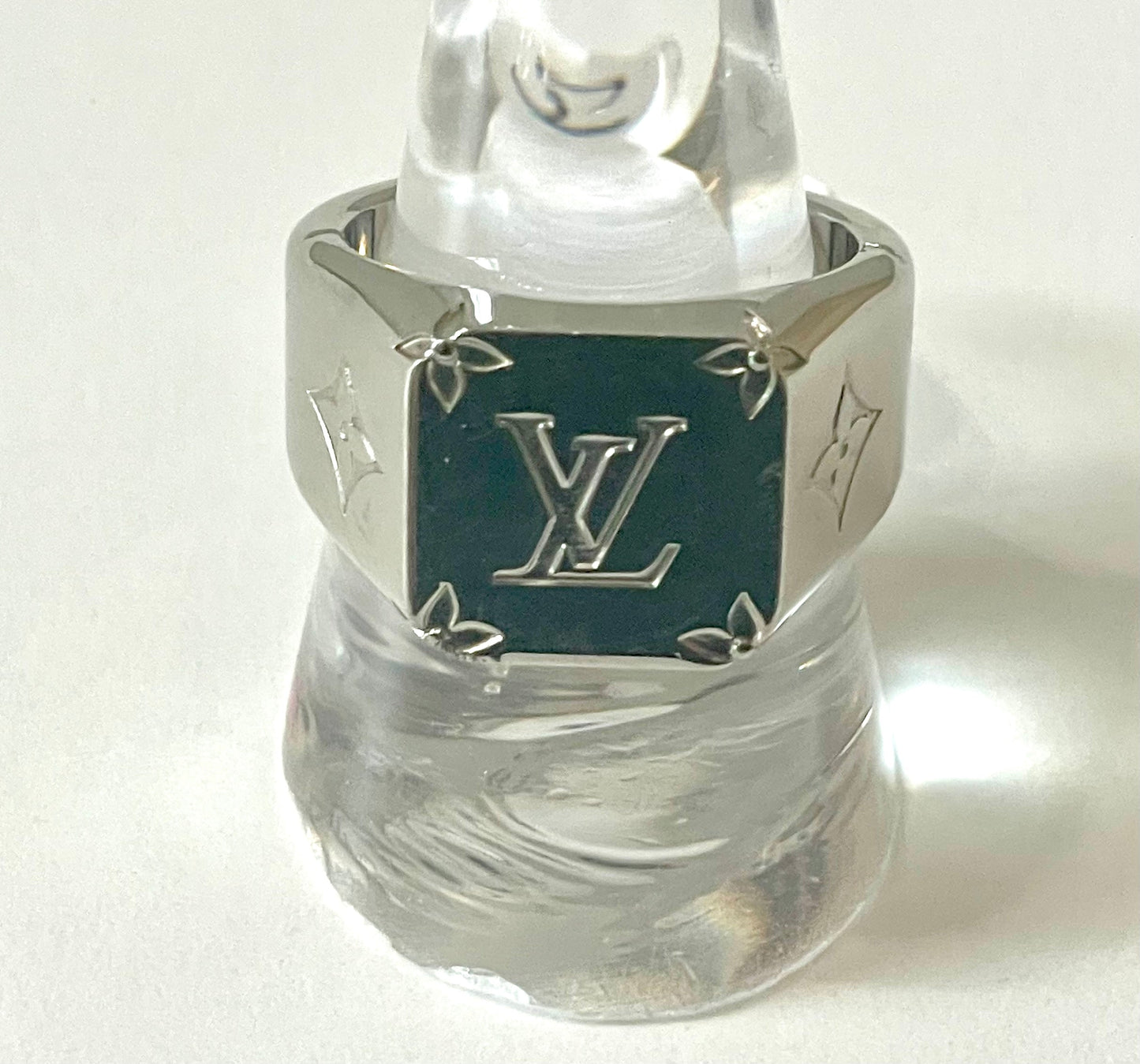 LOUIS VUITTON MONOGRAM SIGNET RING PALLADIUM FINISH