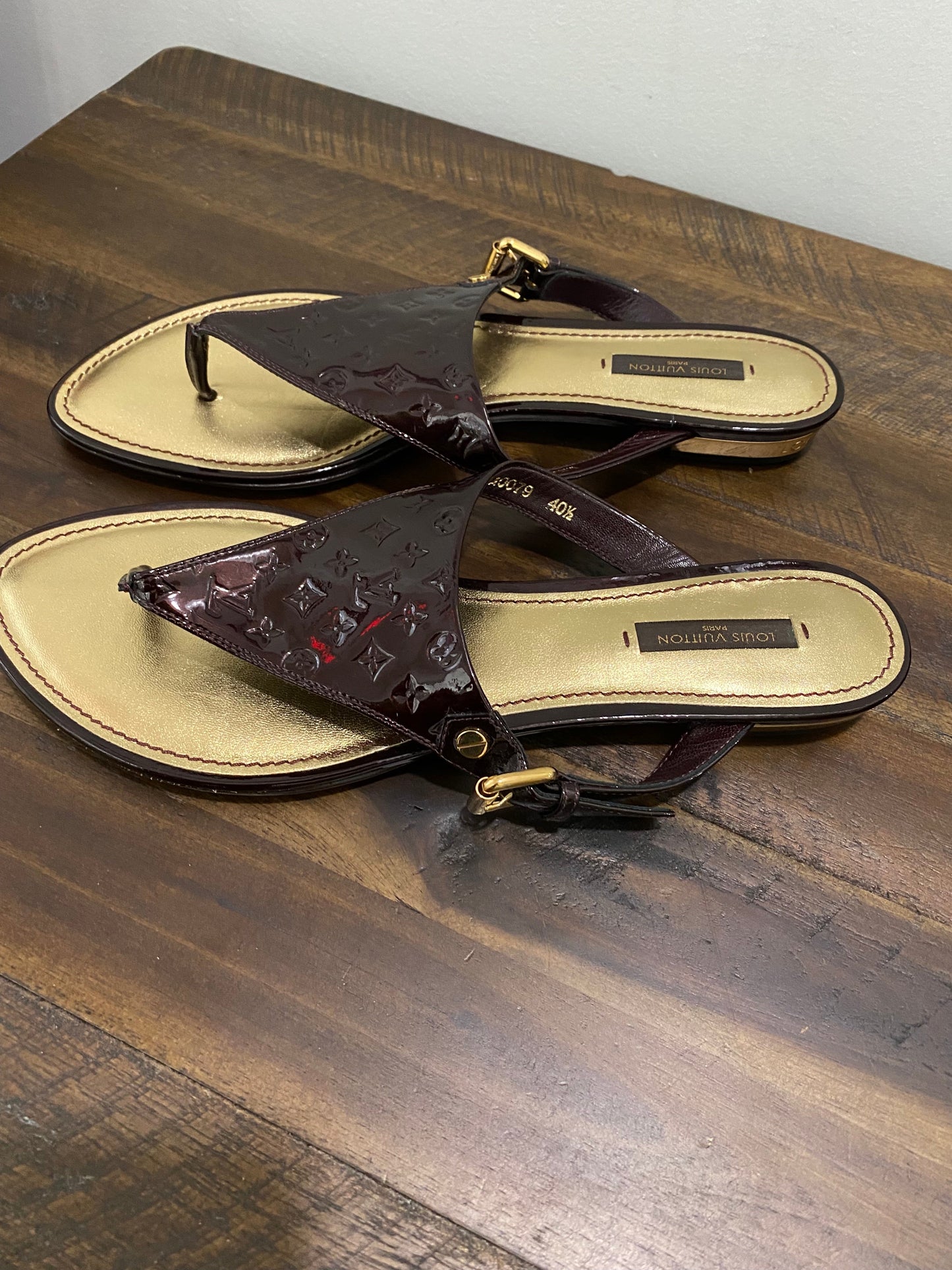 LOUIS VUITTON MONOGRAM VERNIS THONG SANDALS