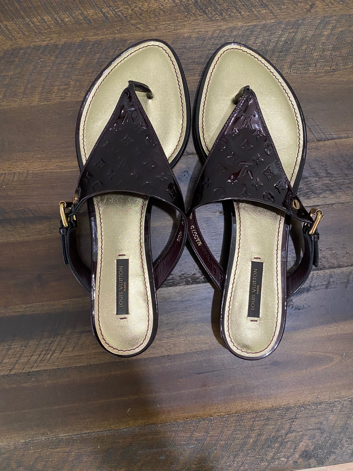 LOUIS VUITTON MONOGRAM VERNIS THONG SANDALS