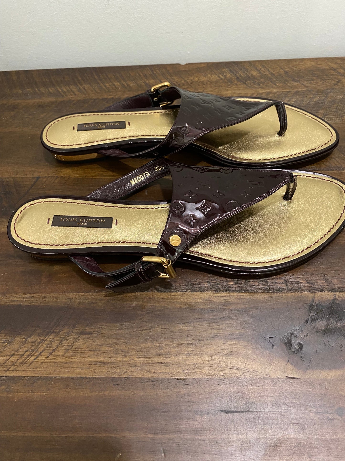 LOUIS VUITTON MONOGRAM VERNIS THONG SANDALS