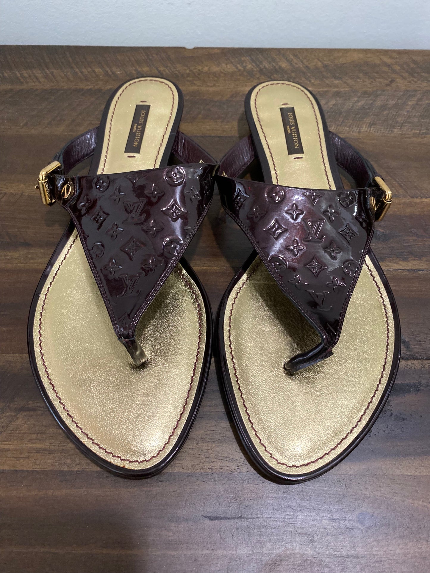 LOUIS VUITTON MONOGRAM VERNIS THONG SANDALS