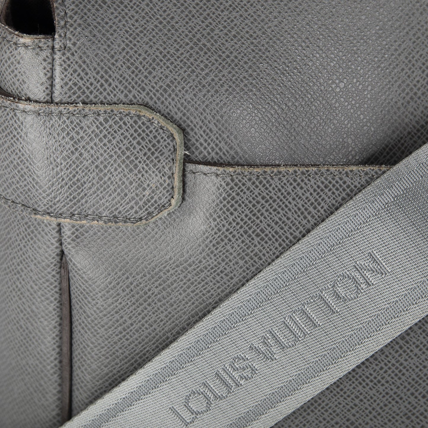 Louis Vuitton Taiga Andrei Messenger Bag