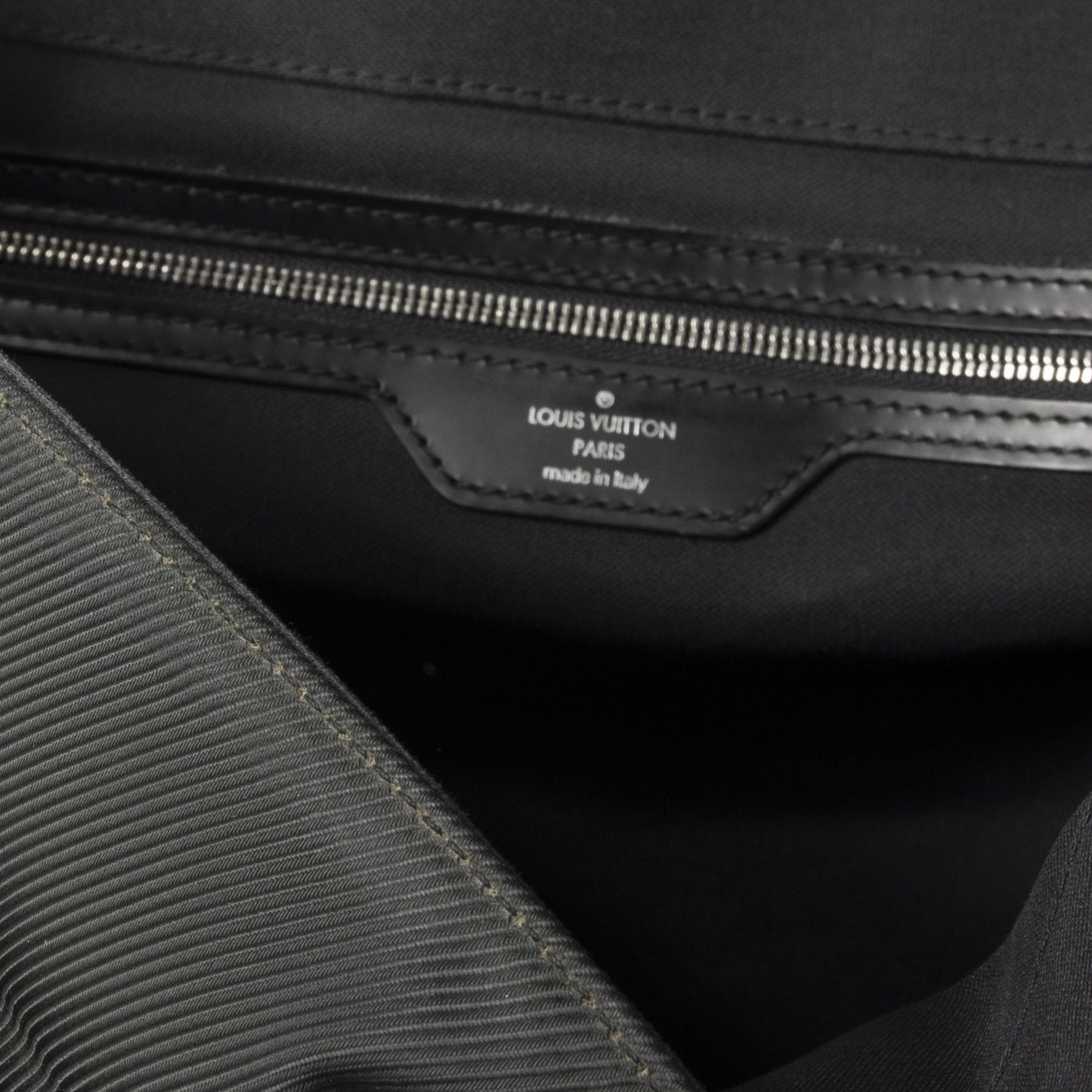 Louis Vuitton Taiga Dersou Messenger Bag