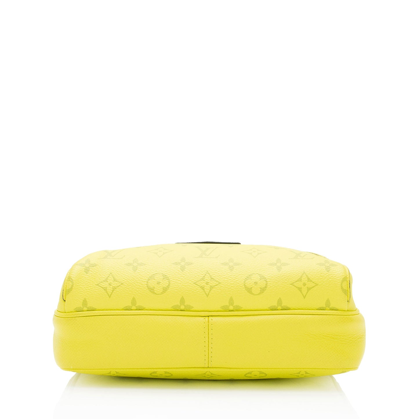 Louis Vuitton Taigarama Leather Outdoor Messenger Bag (SHF-2LtRge)