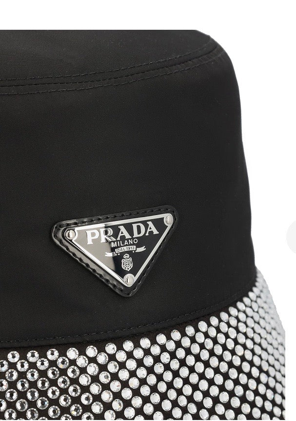 PRADA LOGO PLAQUE EMBELLISHED BUCKET HAT