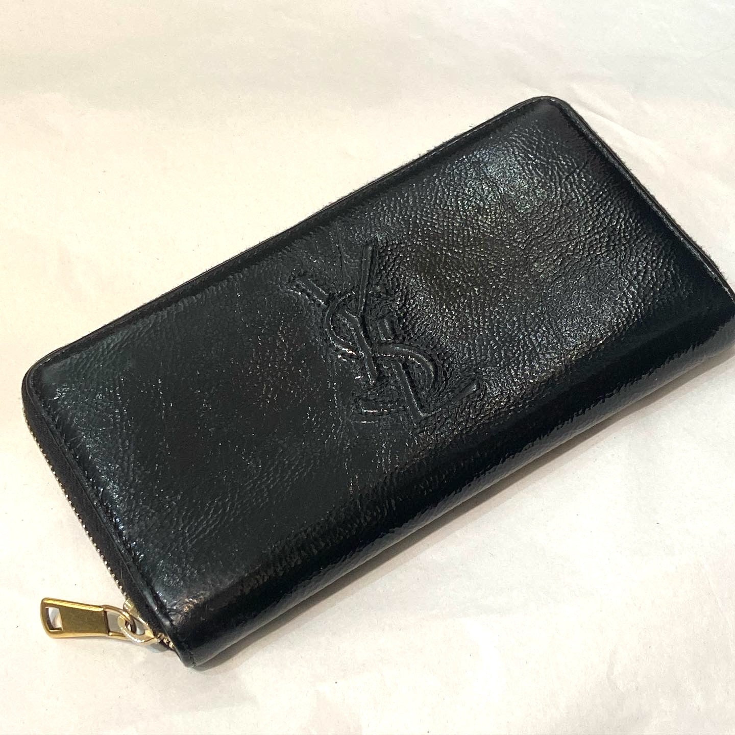 YSL TEXTURED PATENT MONOGRAM BELLE DE JOUR ZIP AROUND WALLET