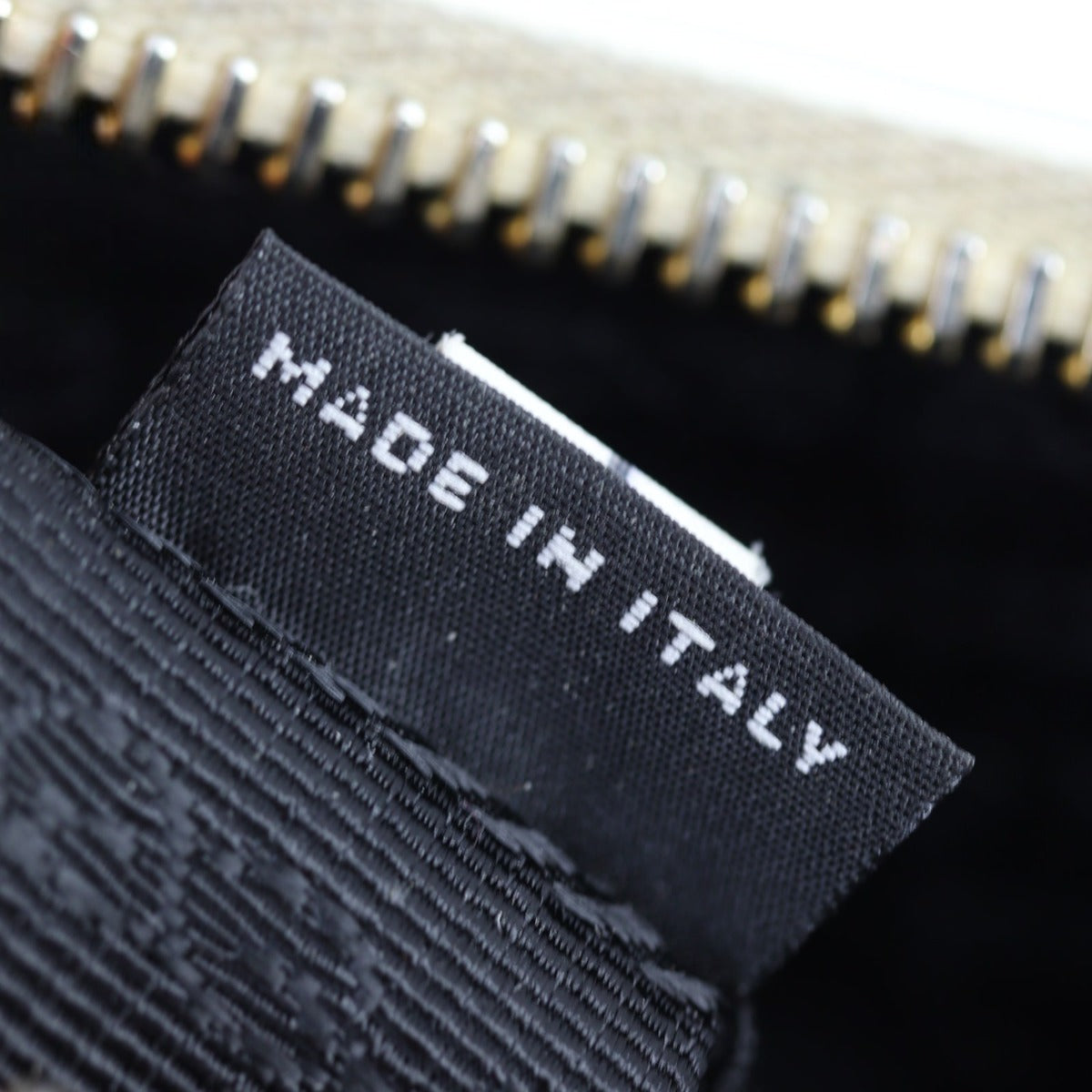 Prada Re-edition 2005 Saffiano Shoulder Bag