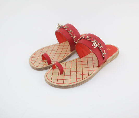 CHANEL FLAT TOE RING THONG W/ CHAIN EMBELLISHMENT