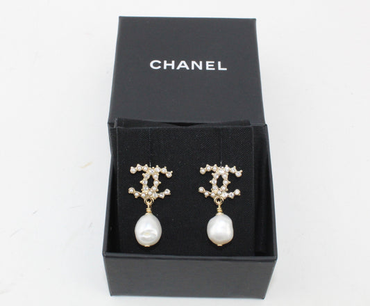 CHANEL PEARLY WHITE CRYSTAL EARRINGS