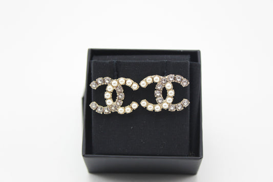 Chanel CC Studded pearl earrings