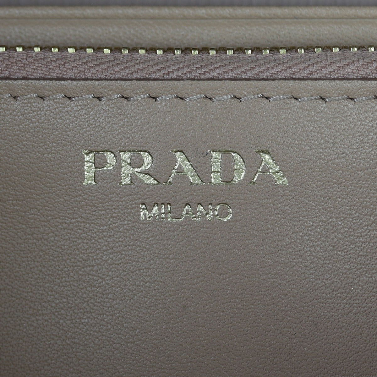 Prada Vitello Move Wallet on Chain
