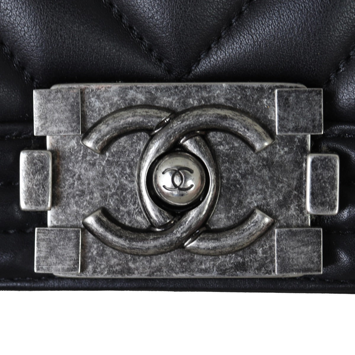 Chanel Boy Old Medium Chevron | 22 Series
