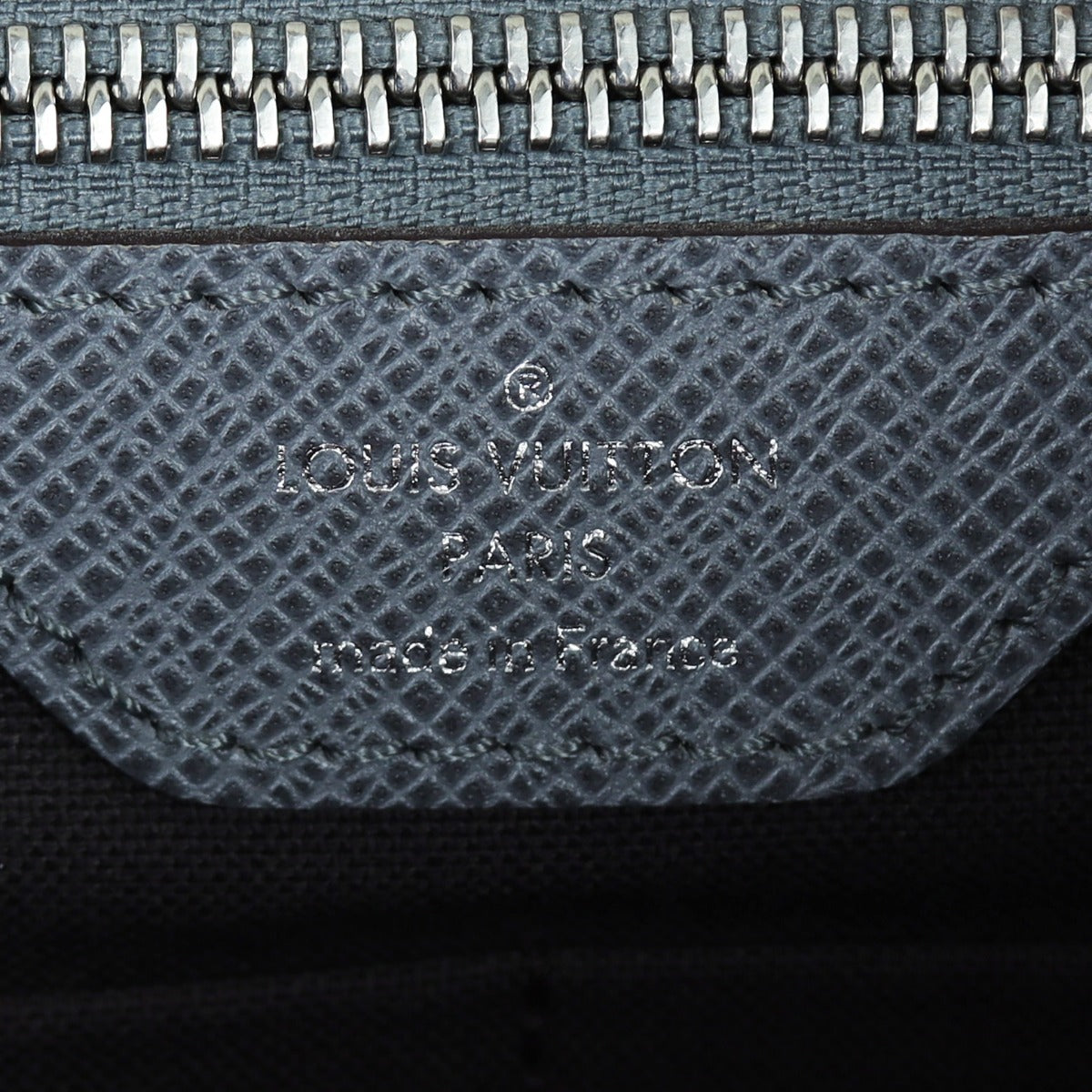 Louis Vuitton Taiga Vassili GM