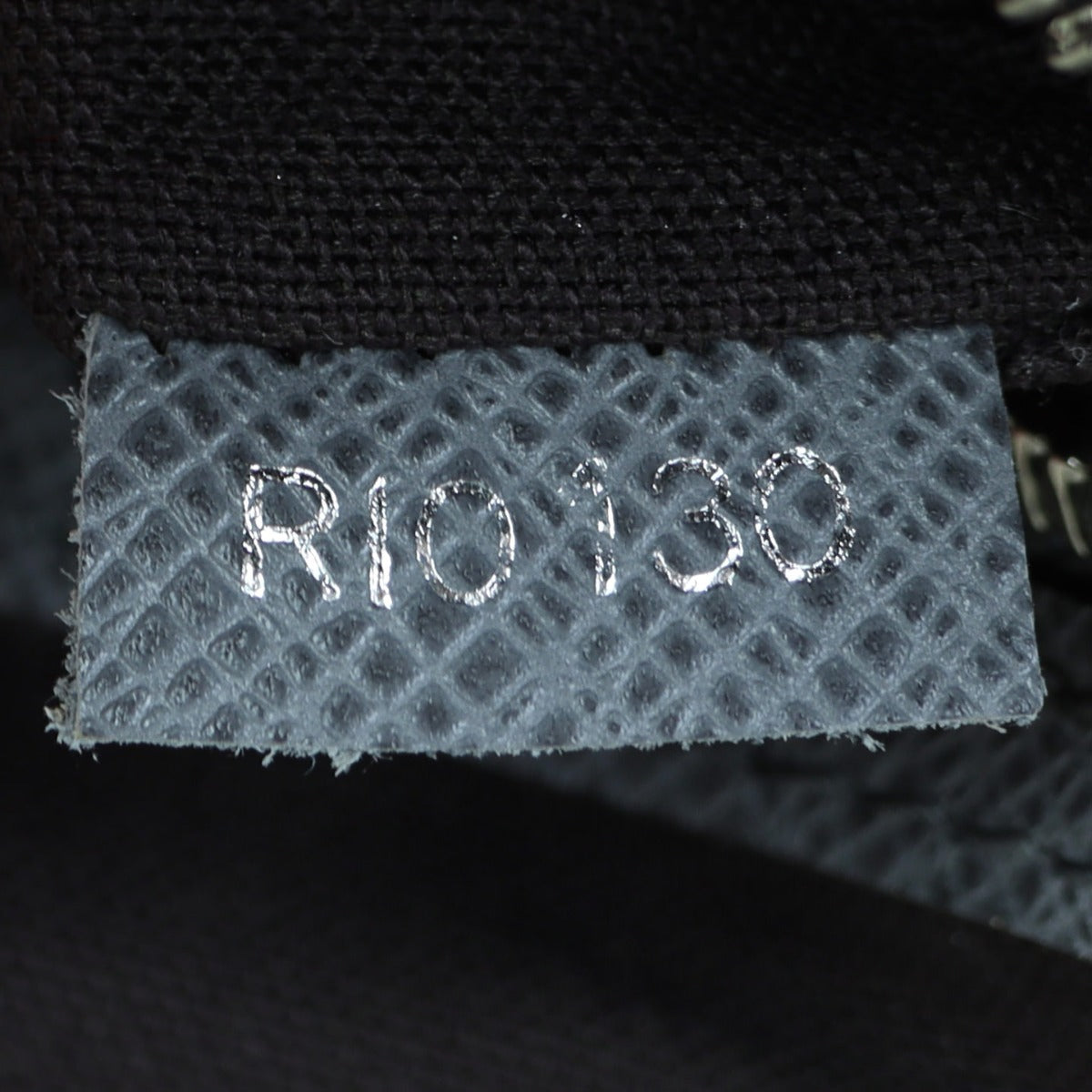 Louis Vuitton Taiga Vassili GM