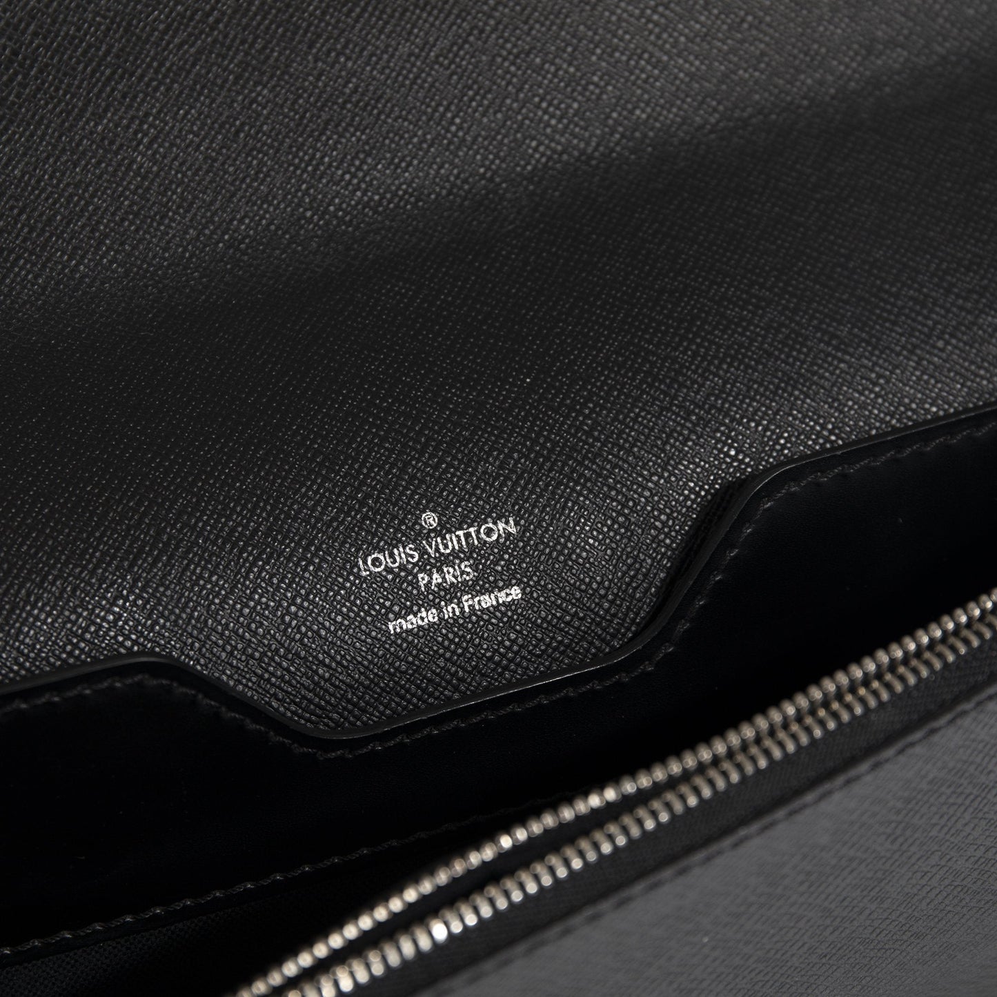 Louis Vuitton Taiga Porte-Documents Minuto