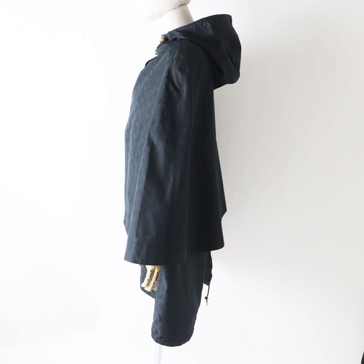 LOUIS VUITTON poncho Outer: 53% polyester, Outer: 47% silk, Lining: 100% cotton Black Monogram Pattern Women 34