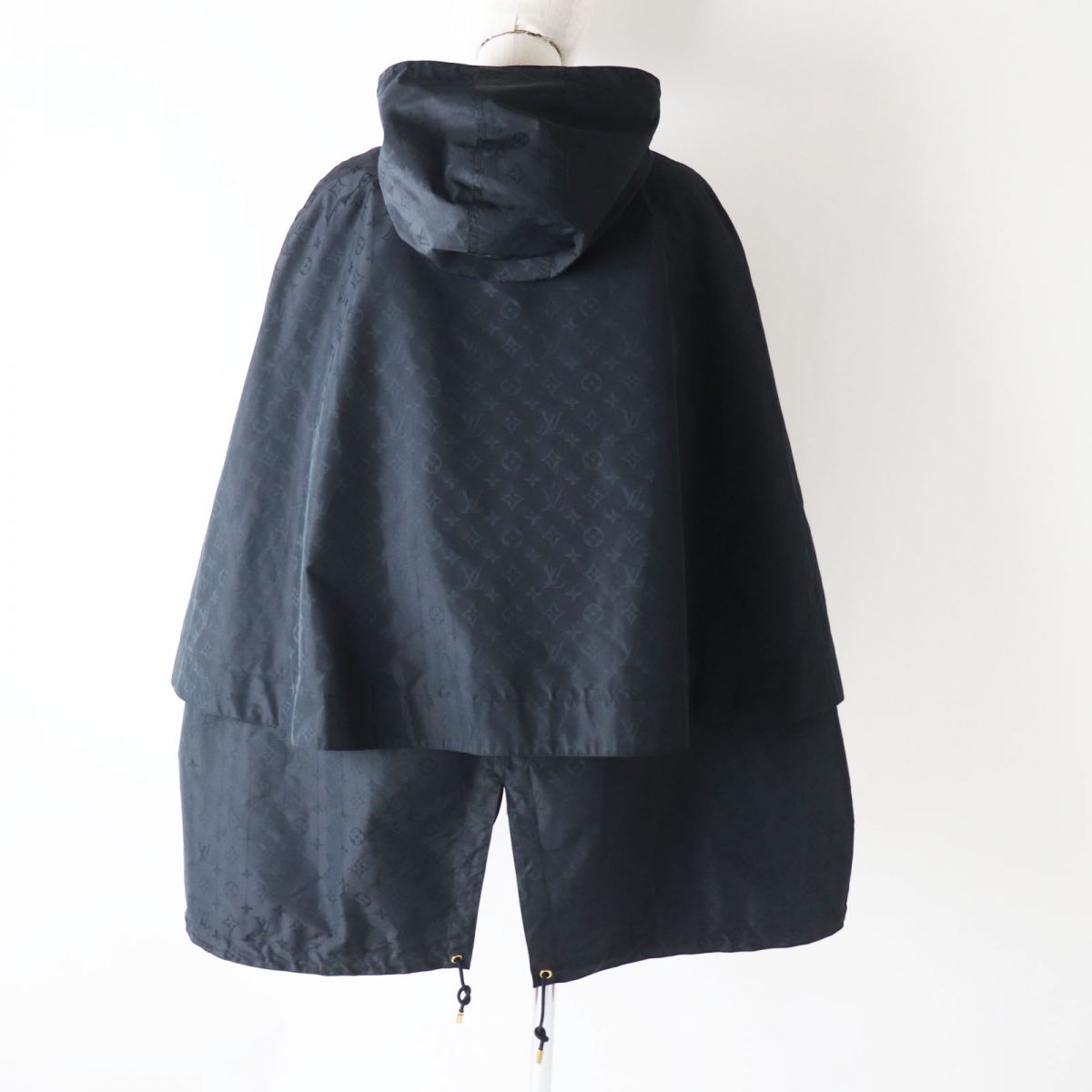 LOUIS VUITTON poncho Outer: 53% polyester, Outer: 47% silk, Lining: 100% cotton Black Monogram Pattern Women 34