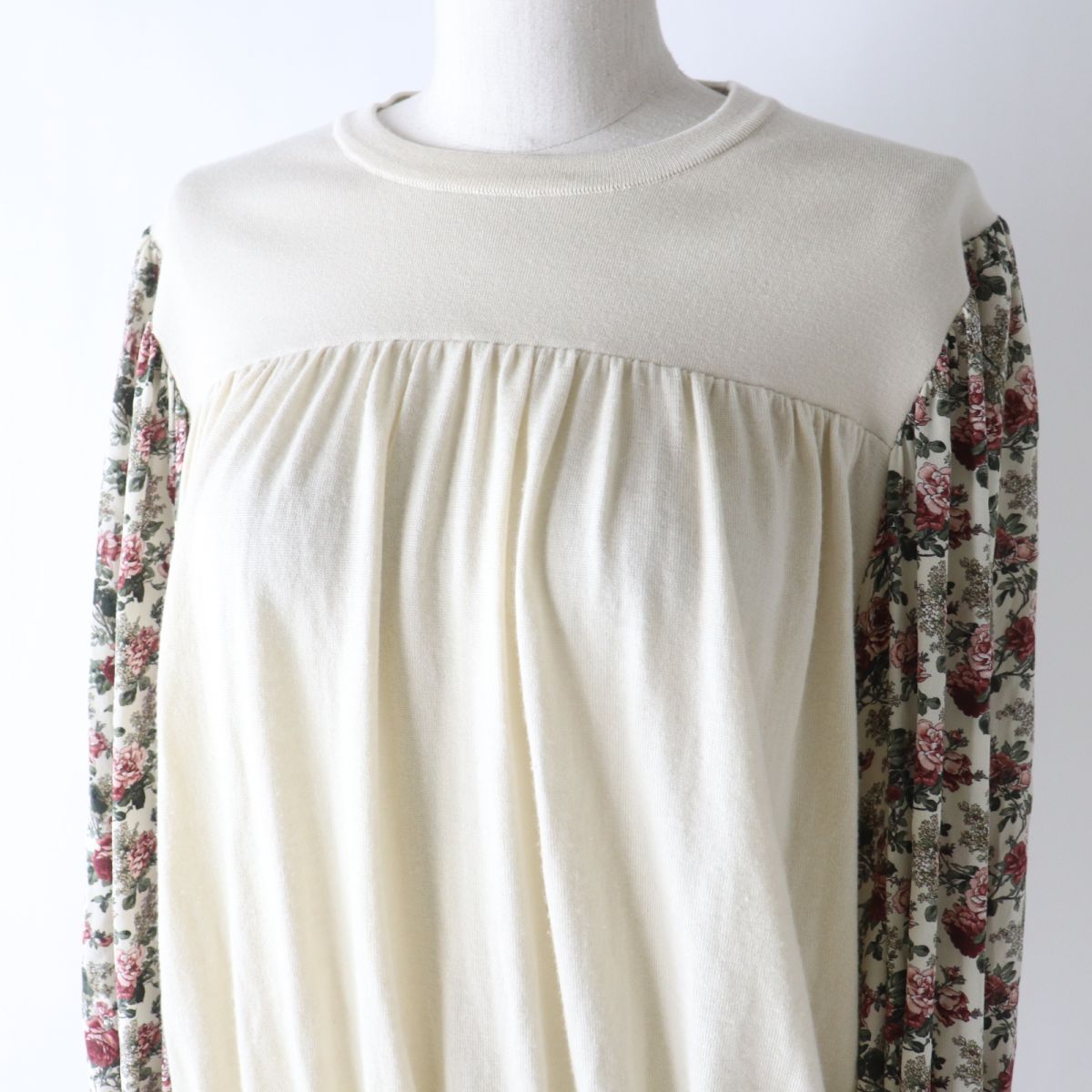 LOUIS VUITTON knit Main: 33% wool, Main: 32% cashmere, Main: 28% silk, Main: 5% nylon, Main: 2% polyurethane, Part: 100% silk Light beige x multicolor (flower print) Women M