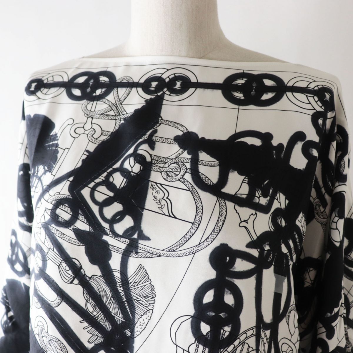 HERMES setup Outer: 100% silk, part: lamb leather Black x white<br>Cliquetis Tattoo Aquarelle Women 34
